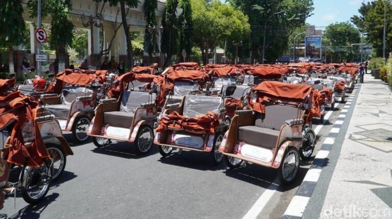 Presiden Prabowo Serahkan 200 Becak Listrik untuk Lansia di Lamongan