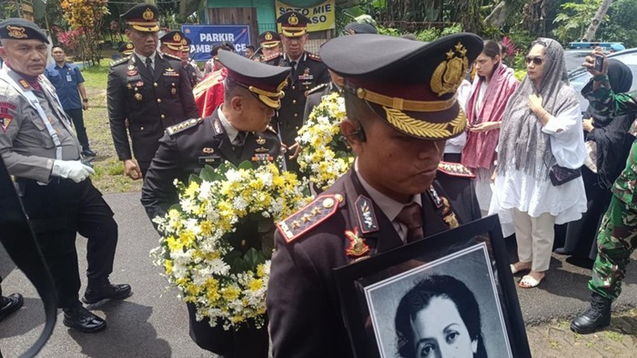 Jenazah Eyang Meri Hoegeng Tiba di Pemakaman Giri Tama Bogor, Disertai Pejabat Polri