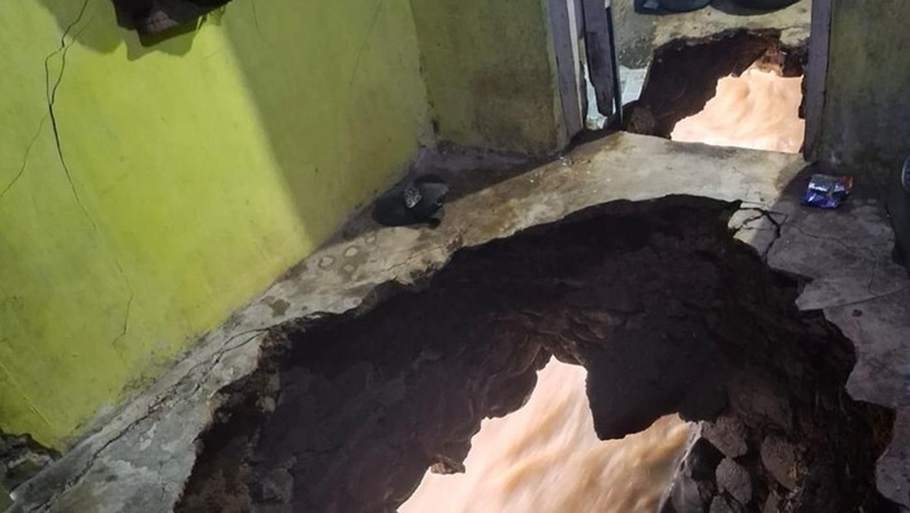 Lantai Rumah Ambruk, Ibu di Bandung Hilang Terbawa Arus Sungai Cijagra