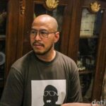 Pandji Pragiwaksono Tegaskan Tetap Komentari Sosial-Politik Meski “Mens Rea” Dihentikan