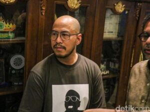 Pandji Pragiwaksono Tegaskan Tetap Komentari Sosial-Politik Meski “Mens Rea” Dihentikan