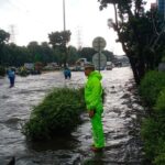 Banjir 50 Cm di Jalan DI Pandjaitan Jaktim, Lalu Lintas Lumpuh Total
