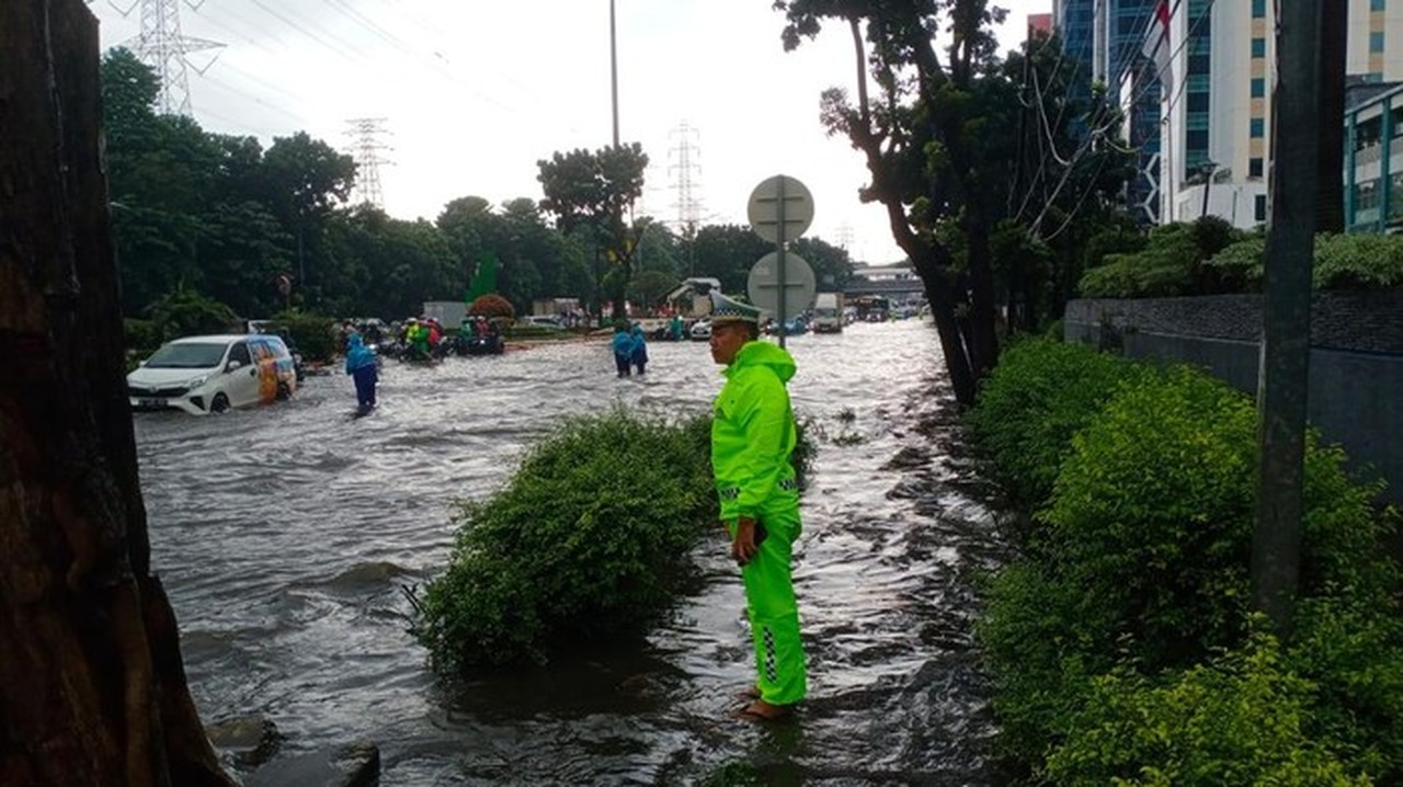 Banjir 50 Cm di Jalan DI Pandjaitan Jaktim, Lalu Lintas Lumpuh Total