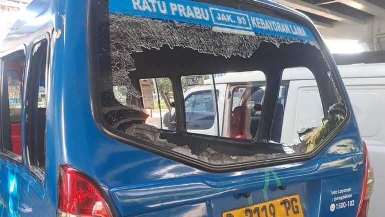 Angkot Jaklingko Bertabrakan dengan Motor di Jaksel, Satu Pengendara Tewas