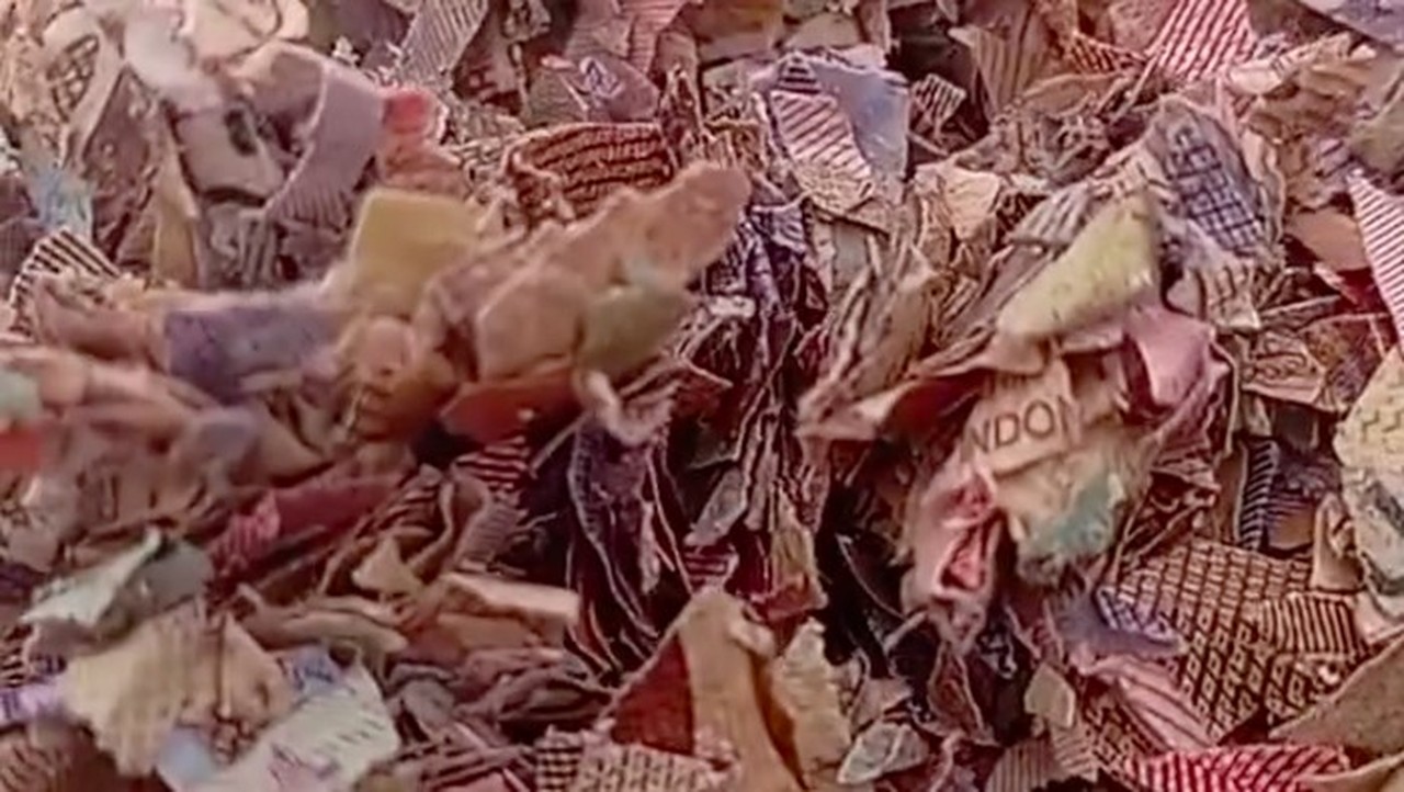 Warga Bekasi Heboh Temukan Ratusan Karung Cacahan Diduga Uang di TPS Liar