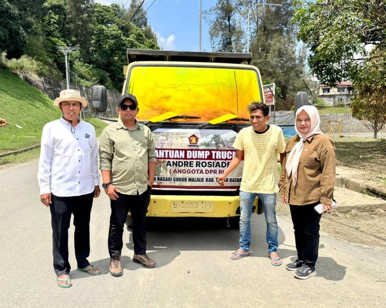 Andre Rosiade Kirim 4 Dump Truck Bantu Pulihkan 13 Hektare Sawah Warga Guguak Malalo Andre Rosiade Kirim 4 Dump Truck Bantu Pulihkan 13 Hektare Sawah Warga Guguak Malalo