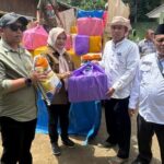 Andre Rosiade Salurkan 155 Paket Sembako untuk Warga Terdampak Bencana di Tanah Datar