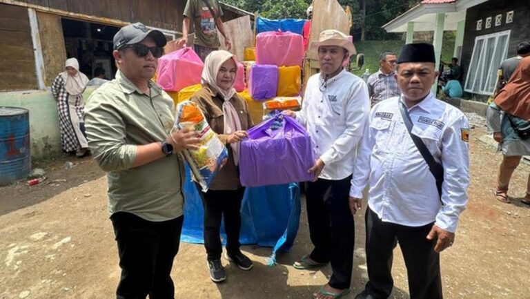 Andre Rosiade Salurkan 155 Paket Sembako untuk Warga Terdampak Bencana di Tanah Datar