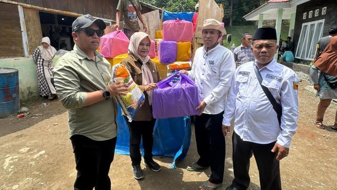 Andre Rosiade Salurkan 155 Paket Sembako untuk Warga Terdampak Bencana di Tanah Datar Andre Rosiade Salurkan 155 Paket Sembako untuk Warga Terdampak Bencana di Tanah Datar