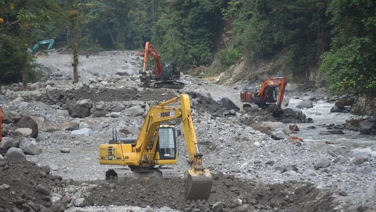 Pekerja Pengerjaan Jalan Di Kawasan Lembah Anai, Tanah Datar, Sumatera Barat, Jumat (30/1/2026). (foto: Antara Foto/iggoy El Fitra)