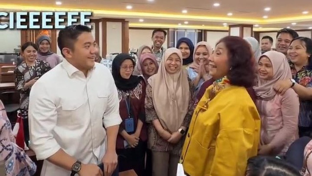Momen Akrab Susi Pudjiastuti Bertemu Seskab Teddy, Saling Beri Cokelat dan Canda Tawa