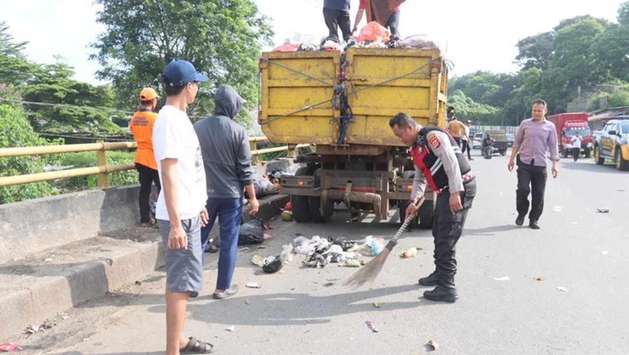Polresta Tangerang Turun Tangan Bersih-bersih Sampah Ikuti Instruksi Presiden Prabowo