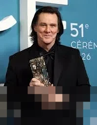 Penampilan Jim Carrey di César Awards 2026 Gegerkan Publik, Fans Pertanyakan Perubahan Wajahnya