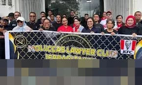 Moluccas Lawyers Club dan KFC Bersinergi Bagikan Ratusan Takjil di Ambon
