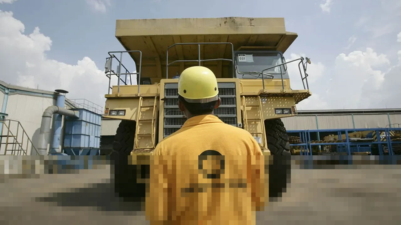 Laba Bersih United Tractors Anjlok 24 Persen Menjadi Rp14,8 Triliun pada 2025
