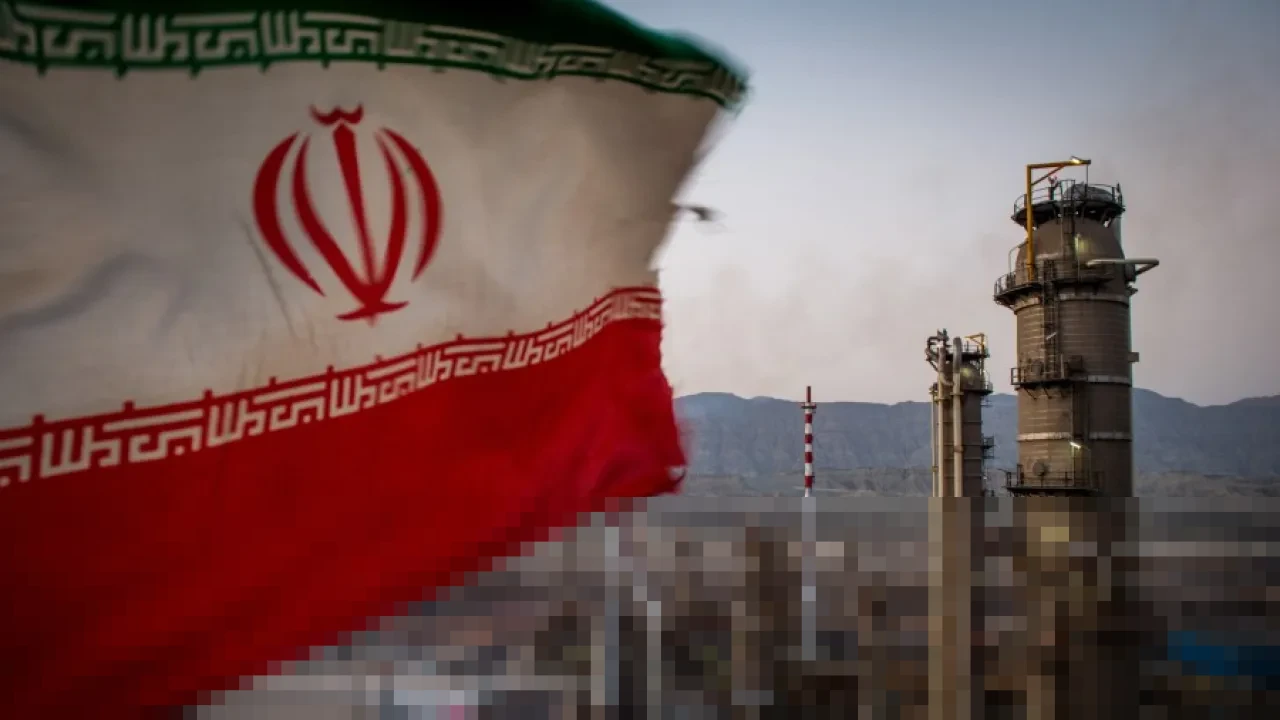 Iran Ancam Ratakan Fasilitas Energi AS di Timur Tengah Jadi Abu