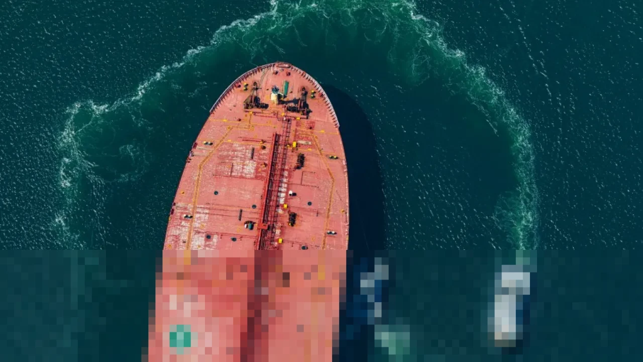Selat Hormuz Mencekam: Kapal Tanker Yunani Berlayar Tanpa Sinyal di Tengah Rentetan Serangan