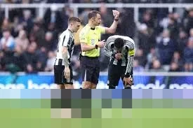 Jacob Ramsey Ditarik Keluar Akibat Muntah di Lapangan, Newcastle Takluk dari Everton