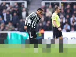 Jacob Ramsey Cetak Gol Lalu Muntah di Lapangan, Newcastle United Dipaksa Lakukan Pergantian Aneh