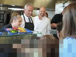 RFK Jr. Puji Program Makan Siang Austin ISD, Kebijakan Vaksinnya Tuai Protes
